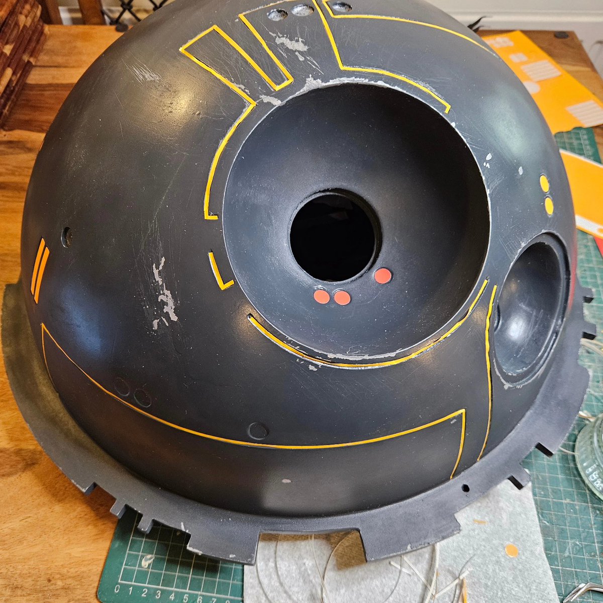 SimonPhippsArt's tweet photo. Pinstriping and custom Cricut Stickers (thanks @shutterstudios_!) applied (pinstriping was a pain but easier than paint would've been)
Next phase: final assembly!
#droid #droidbuilder #interrogatordroid #StarWars #cosplay @droidbuildersuk https://t.co/8sWl0v06qP