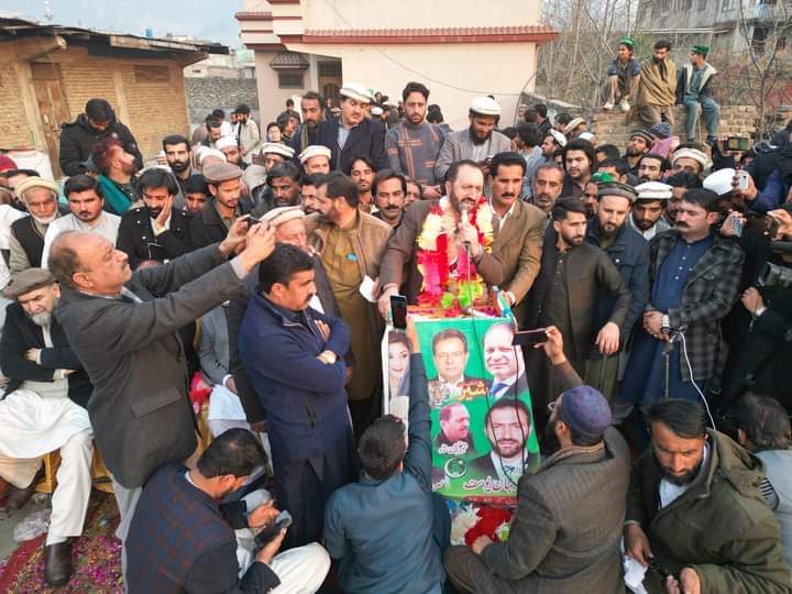 drAlviSays's tweet photo. مانسہرہ سے صوبائی اسمبلی کے حلقے پی کے 36 سے امیدوار سردار شاہجہان یوسف کے دفتر کی افتتاحی تقریب میں عوام کا سمندر امڈ آیا 🤲❤️

مسلم لیگ ن اس وقت وہ جماعت ہے جو گراؤنڈ پر سب سے بڑے جلسے کر رہی 

سوشل میڈیا کے چیمپینز کو کھلا چیلنج ہے آٹھ فروری کو انشاءاللہ ہر ڈبے سے شیر نکلے گا https://t.co/x2msCu8EaE