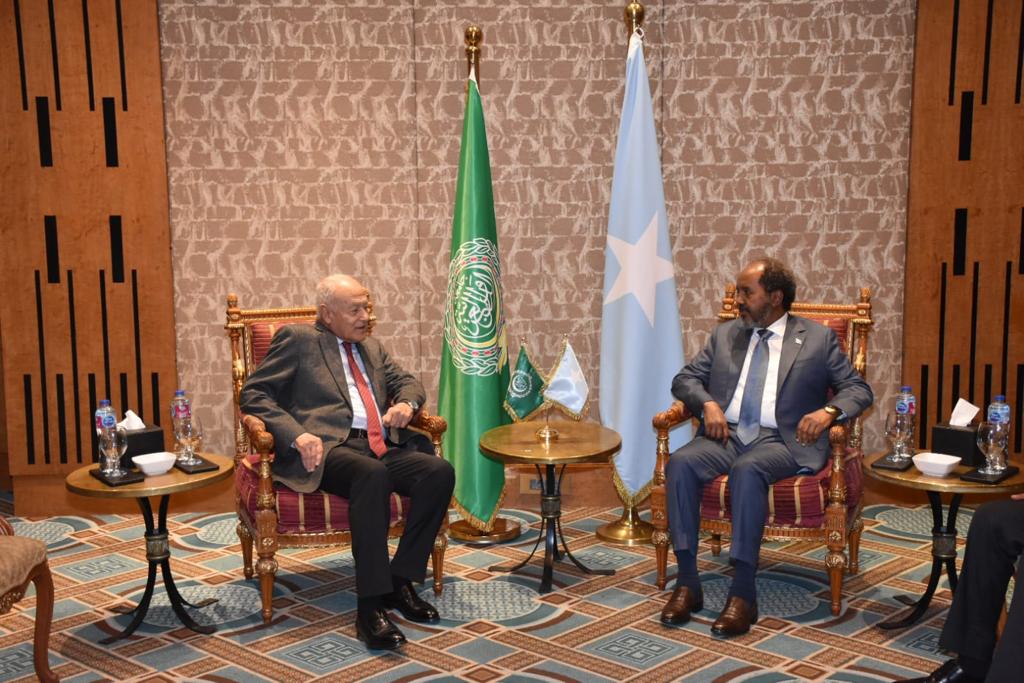 lassecgen's tweet image. تشرفت بلقاء فخامة رئيس الصومال @HassanSMohamud مساء اليوم في القاهرة وأكدت له علي وقوف #الجامعة_العربية إلي جوار #الصومال للتغلب علي التحديات التي تواجهها بالذات علي اثر التوقيع علي اتفاق بين اقليم صومالي لاند ودولة اثيوبيا يمنح الاخيرة ميزة اقامة قاعدة بحرية في احد مواني ذلك…