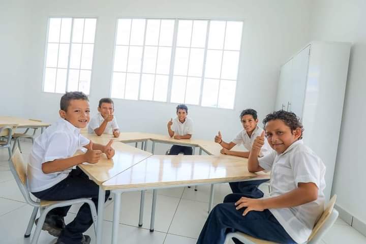 ElSalvadorNot's tweet photo. Ya está la nueva escuela de Acajutla 😍

El Gobierno del Presidente Nayib Bukele, a través del Ministerio de Educación y la Dirección de Obras Municipales (DOM), entregó las nuevas y modernas instalaciones del Centro Escolar Sonia Maricela Aguilar Orellana, en el caserío Los Almendros, municipio de Acajutla, en Sonsonate. 

Este Centro Educativo se mantuvo en condiciones precarias en Gobiernos anteriores, ahora, los estudiantes recibirán clases en un espacio digno para su aprendizaje.

La nueva escuela fue construida en un área superior a los 4,600 metros cuadrados, cuenta con aulas para usos múltiples, oficina administrativa, servicios sanitarios, comedor, cocina, una cancha multifuncional, espacio de recreación, cisterna y caseta de bombeo de agua.