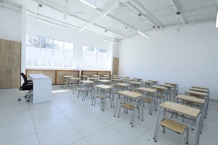 ElSalvadorNot's tweet photo. Ya está la nueva escuela de Acajutla 😍

El Gobierno del Presidente Nayib Bukele, a través del Ministerio de Educación y la Dirección de Obras Municipales (DOM), entregó las nuevas y modernas instalaciones del Centro Escolar Sonia Maricela Aguilar Orellana, en el caserío Los Almendros, municipio de Acajutla, en Sonsonate. 

Este Centro Educativo se mantuvo en condiciones precarias en Gobiernos anteriores, ahora, los estudiantes recibirán clases en un espacio digno para su aprendizaje.

La nueva escuela fue construida en un área superior a los 4,600 metros cuadrados, cuenta con aulas para usos múltiples, oficina administrativa, servicios sanitarios, comedor, cocina, una cancha multifuncional, espacio de recreación, cisterna y caseta de bombeo de agua.