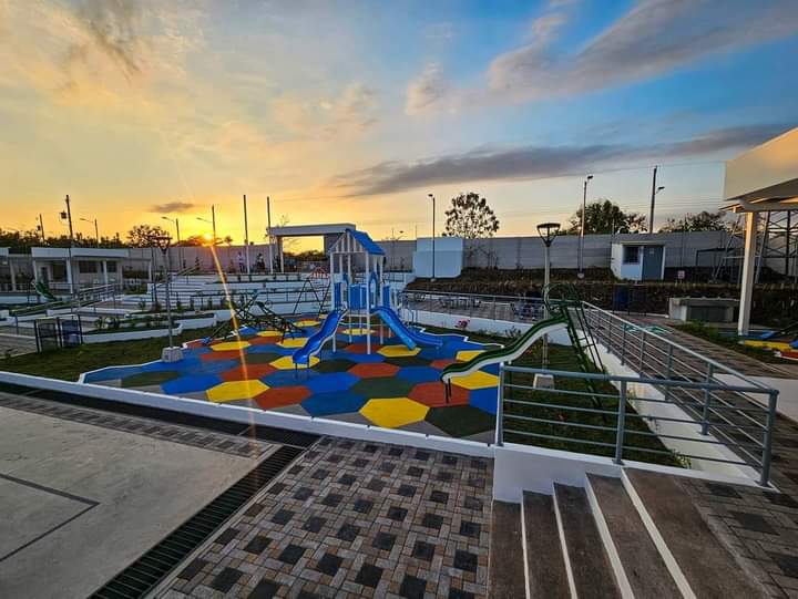 ElSalvadorNot's tweet photo. Ya está la nueva escuela de Acajutla 😍

El Gobierno del Presidente Nayib Bukele, a través del Ministerio de Educación y la Dirección de Obras Municipales (DOM), entregó las nuevas y modernas instalaciones del Centro Escolar Sonia Maricela Aguilar Orellana, en el caserío Los Almendros, municipio de Acajutla, en Sonsonate. 

Este Centro Educativo se mantuvo en condiciones precarias en Gobiernos anteriores, ahora, los estudiantes recibirán clases en un espacio digno para su aprendizaje.

La nueva escuela fue construida en un área superior a los 4,600 metros cuadrados, cuenta con aulas para usos múltiples, oficina administrativa, servicios sanitarios, comedor, cocina, una cancha multifuncional, espacio de recreación, cisterna y caseta de bombeo de agua.