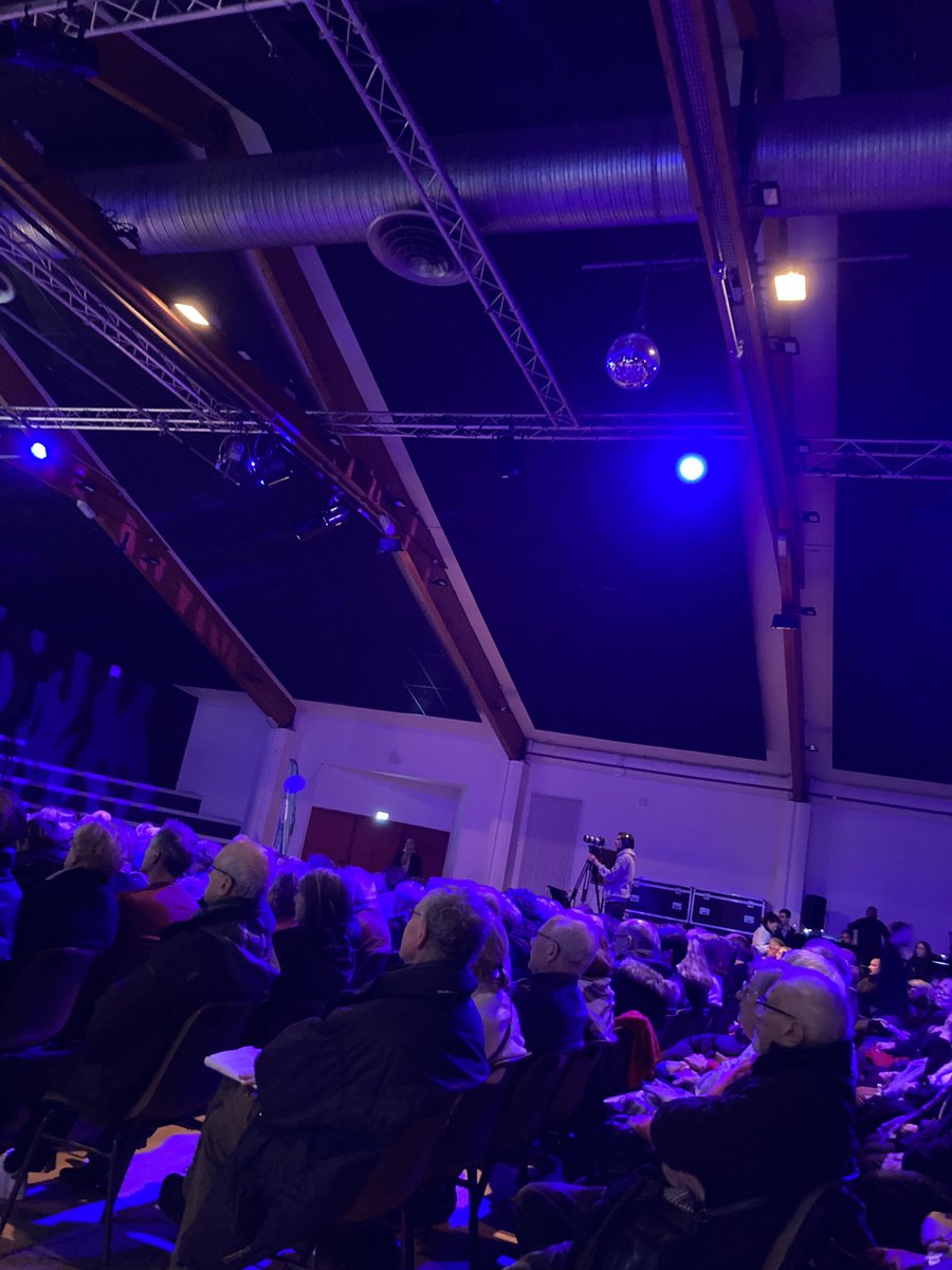 Vœux aux Sebastiennais salle comble juste pour poster avant ⁦<a href="/PatJean44/">Patrice Jean</a>⁩  😉 ⁦<a href="/stsebsurloire/">Saint-Seb</a>⁩