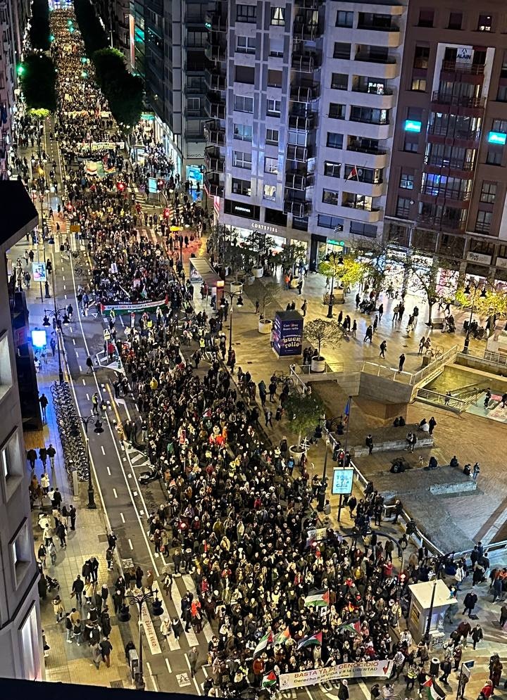 La major manifestació de la història valenciana en suport al poble palestí: unes 50.000 persones a València demanant la fi del comerç d'armes i de les relacions amb Israel!  🇵🇸

#ConPalestina20E
#StopArmasConIsrael