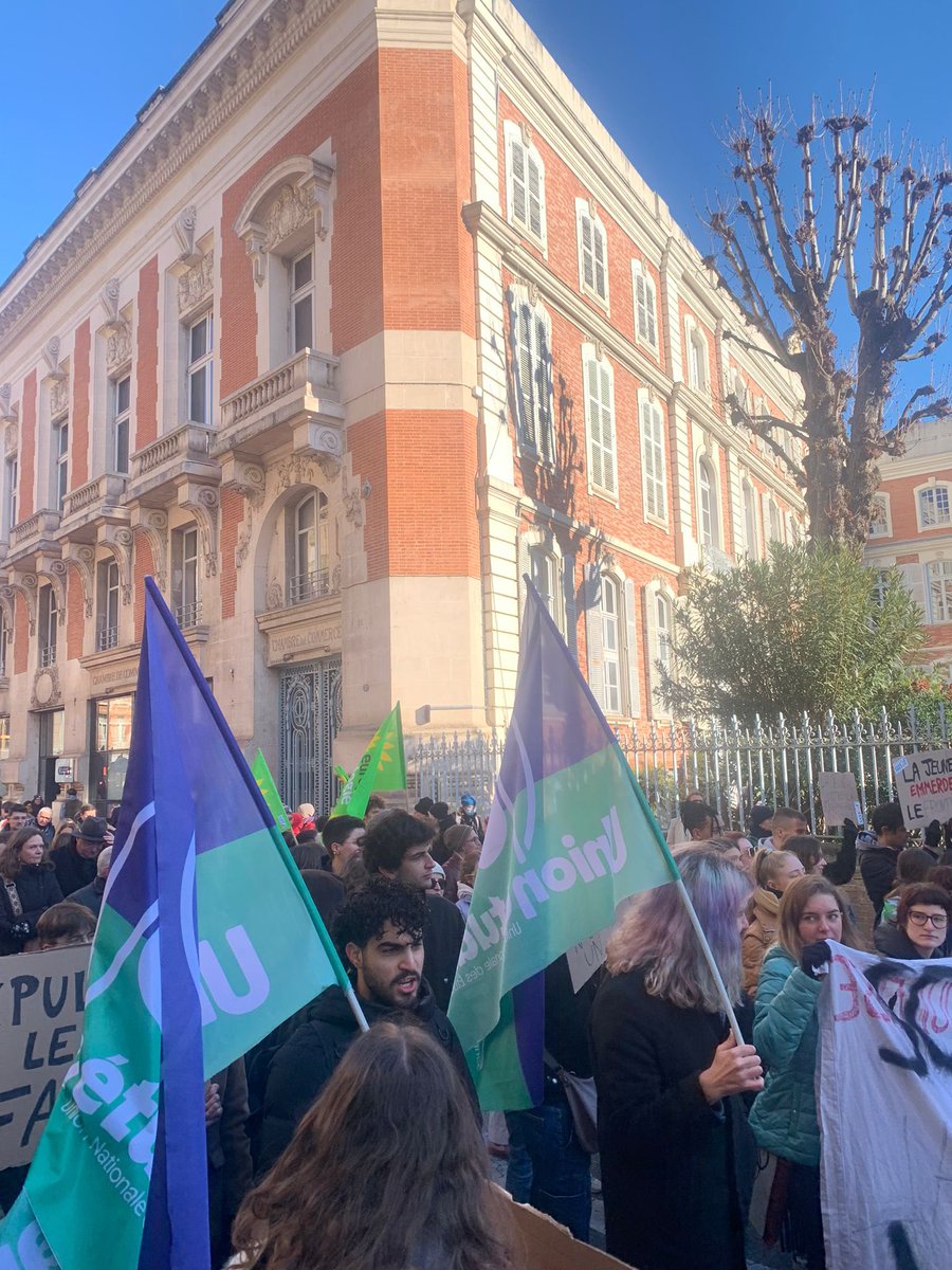 🟩🟪 Encore et toujours NON À LA #LOIIMMIGRATION 

Toujours pleinement mobilisé•es contre la préférence nationale et les idées racistes de la #LoiDarmanin. Défendre la solidarité est une nécessité !