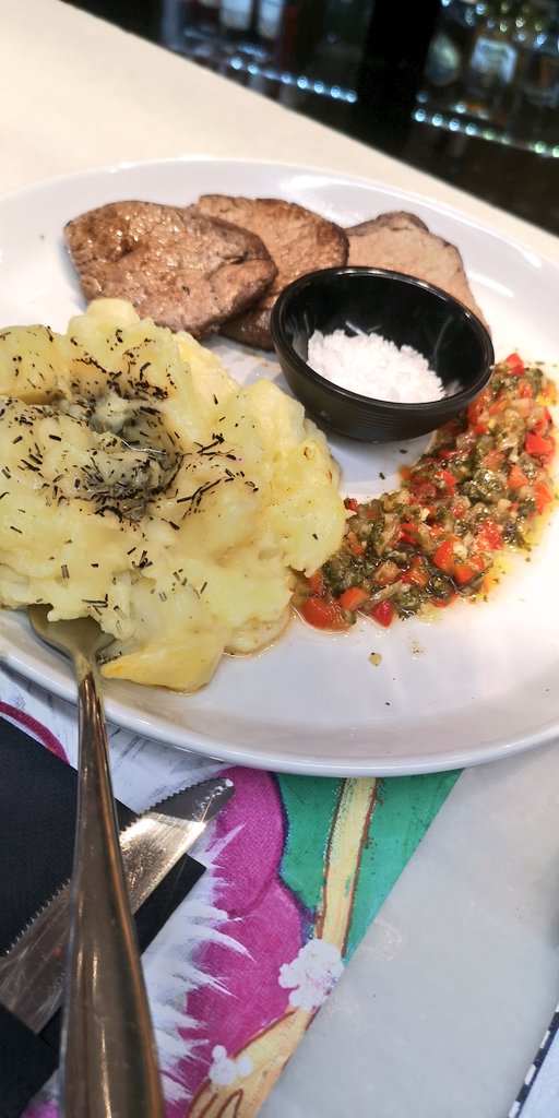 Tuitero_David's tweet photo. No soy mucho de recomendar lugares para comer porque cuando encuentro uno bueno me gusta guardarlo para mí pero es que este es un pecado que no lo conozcáis
#Loulu Bistró en #Antequera
Las costillas 🤤
El cordero, el solomillo, los postres caseros 💥
El ambiente y el trato 🔝 https://t.co/ZqGOdsXNGR
