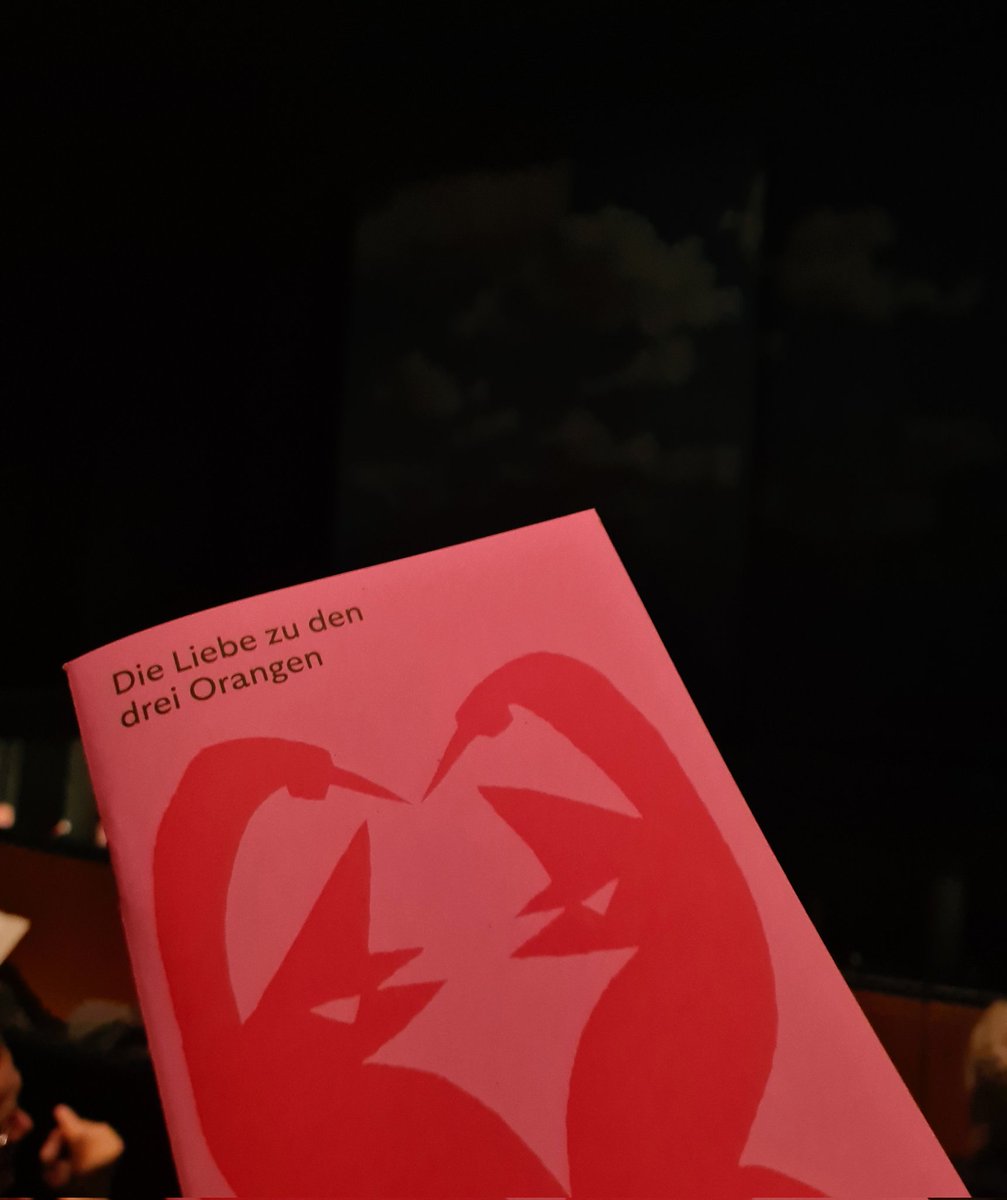 Opernjunkie's tweet photo. Für die #Premiere von #Prokofjew|s #DieLiebeZuDenDreiOrangen im noch jungen Jahr schon zum zweiten Mal in der #OperMagdeburg 🍊🍊🍊 https://t.co/z29axCdiPL