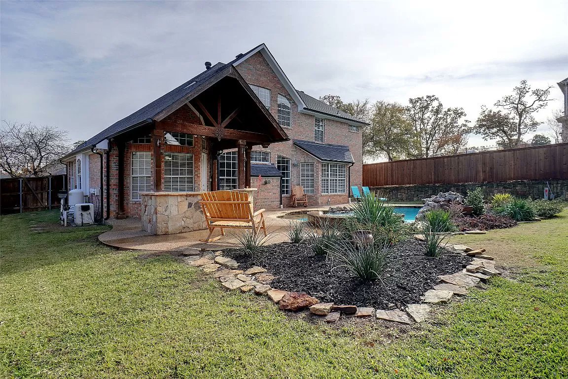 divia_john's tweet photo. Golf Course included in the purchase of the home? Yes, please! Location in Flower Mound, TX https://t.co/YAAiG3fUwM