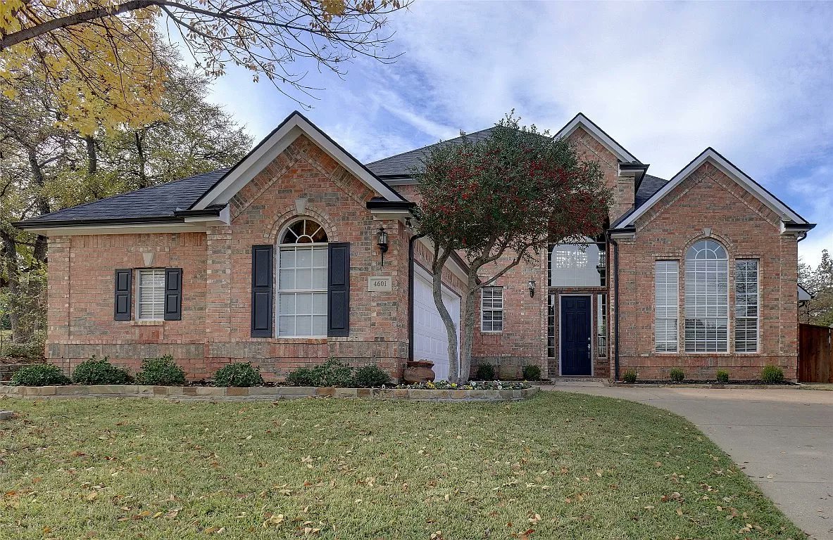 divia_john's tweet photo. Golf Course included in the purchase of the home? Yes, please! Location in Flower Mound, TX https://t.co/YAAiG3fUwM