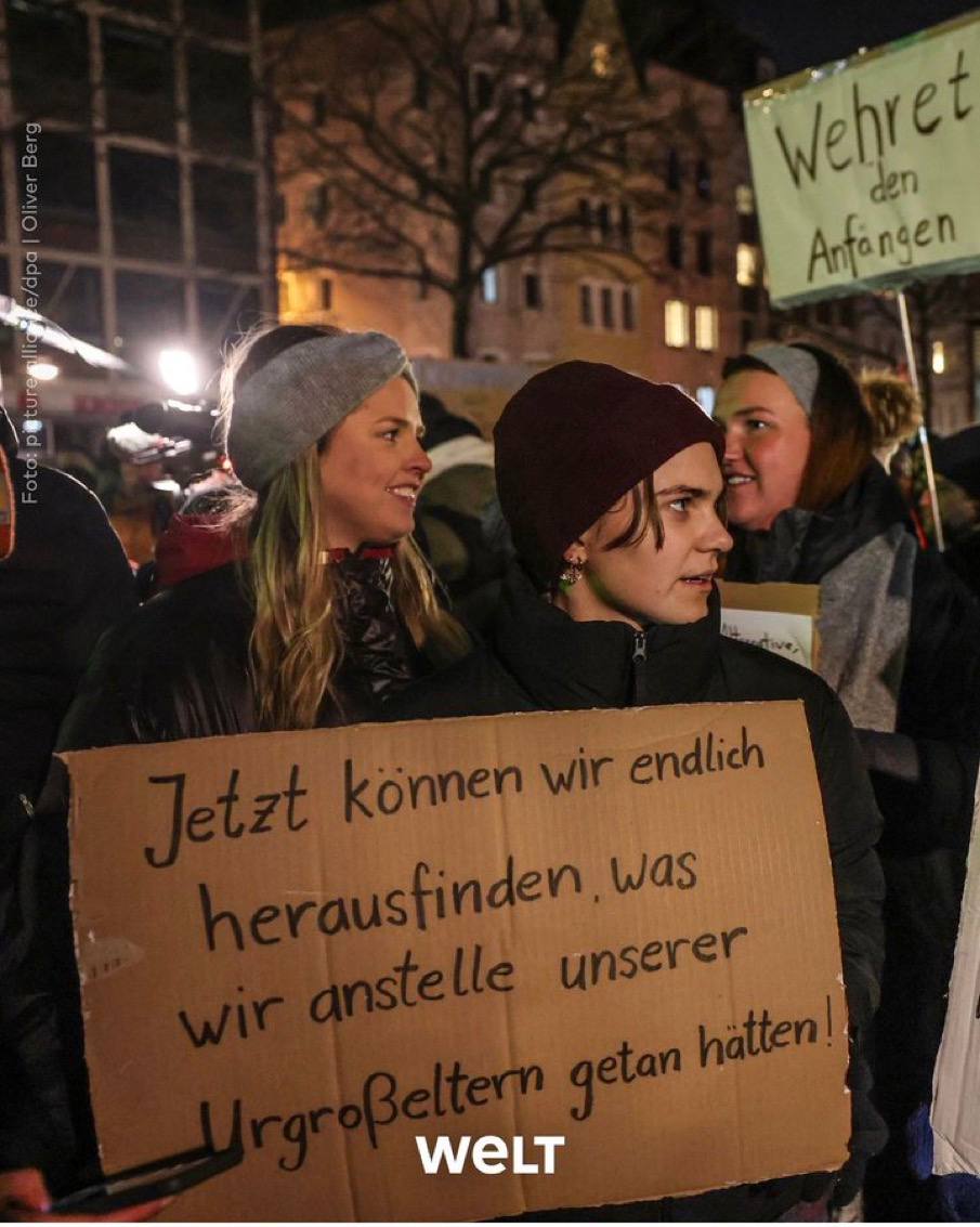MichaelImmel60's tweet photo. "Als es noch weit gefährlicher war, sich zu äußern, wurden auch Menschen, die nicht solche Vergleiche bemühten, als #JanaausKassel verunglimpft.

Nein, liebe #Janas, Ihr habt nichts verstanden. Ihr wart still, als es darauf ankam und seid nun ohne jede Gefahr gratismutige Unterstützer der Macht.

Der Macht, die Zustände herbeigeführt hat und noch weiter herbeiführen will, gegen die Ihr gerade in Massen auf die Straße zu gehen meint.

Ihr asphaltiert faktisch den Weg in den Totalitarismius, damit er es gemütlich hat. Wer das kritisierte und kritisiert wird von Euch in Orwellscher Umkehr als Faschist bezeichnet.

Vielleicht unterscheidet Euch nichts von Euren Urgroßeltern und vielleicht werdet auch Ihr von nichts gewusst haben wollen.

Wenn wir schon Vergleiche zu damals bemühen und das auf einmal gesellschaftlich breit akzeptiert ist:

Wurden damals eigentlich die Widerstandskämpfer auch von der NSDAP, den Medien und den Gerichten hofiert?

Oder waren es eher die, die mit Fackeln aufmarschierten?"

@IndikativJetzt