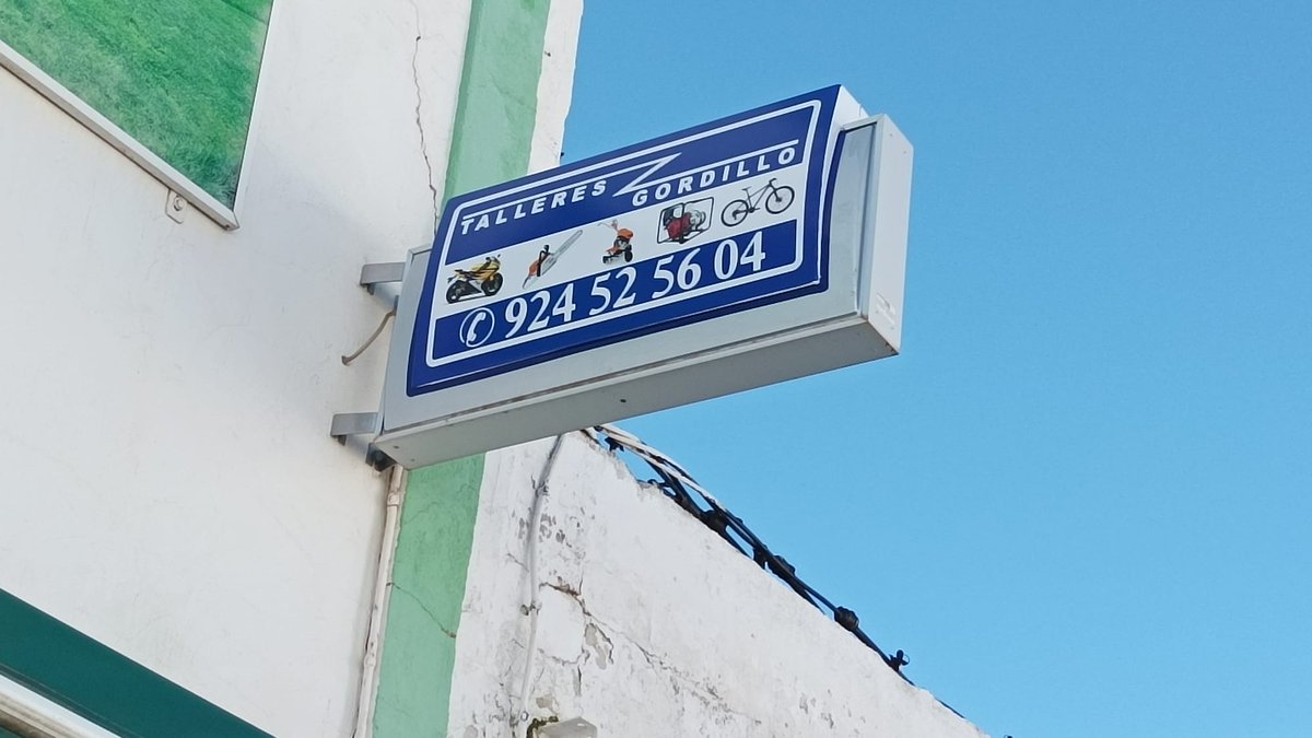 MasRotulo's tweet image. Talleres Gordillos ha confiado en nosotros para hacerle este trabajo.

En este caso hemos realizado un luminoso a dos caras, para su empresa.

¿Necesitas identificar tu empresa? ¿Requieres de nuestra mano de obra para que decoremos tu empresa de forma única?