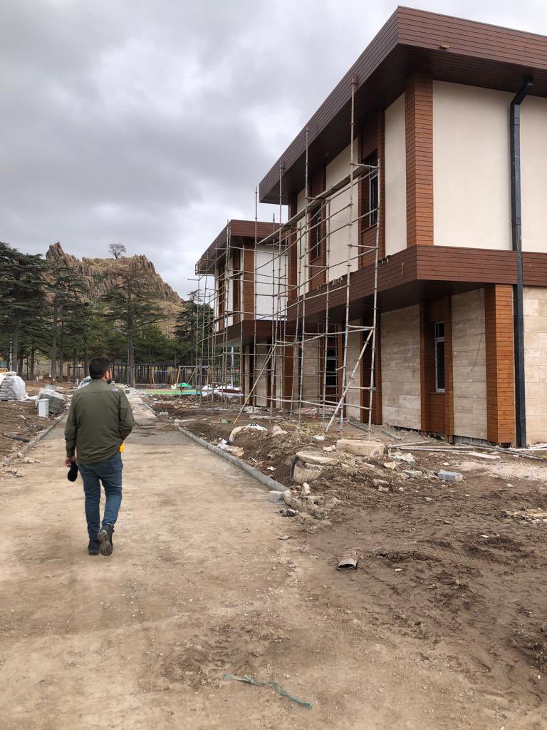 "Kâh çıkarım gökyüzüne, seyrederim âlemi
Kâh inerim yeryüzüne, seyreder âlem beni"