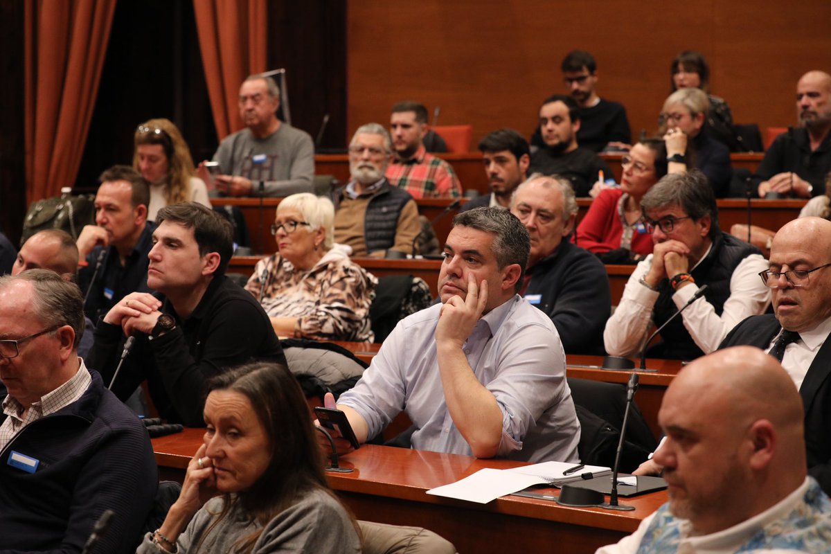 Cs_Tarragona's tweet photo. Ayer las nuevas Juntas de @Cs_Tarragona y de Terres de l’Ebre junto a compañeros del resto de juntas directivas de @CiutadansCs estuvimos en el #ParlamentObert con @carrizosacarlos para hablar de la acción política para el 2024.
Hay equipo,talento y experiencia.
#SeguimosCS 💪🏻 https://t.co/K4vVdX5clp