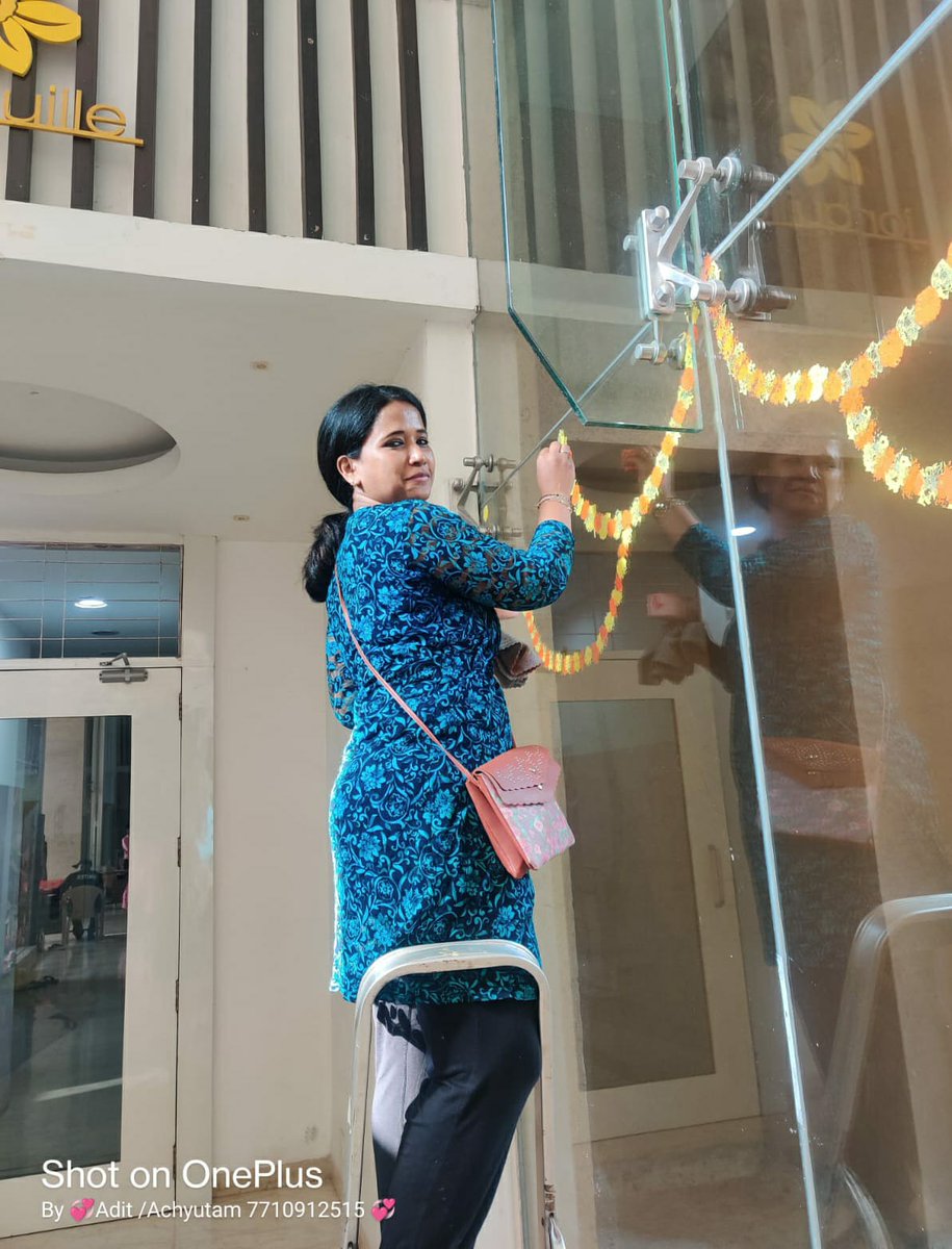 saswats's tweet photo. Amazing art work being created by my wife and her friends to celebrate #PranPratishthaRamMandir . She turned entire lobby of  our building in Nahar Amrit Shakti into an impressive art gallery! 

#JaiShreeRam #AyodhaRamMandir #powai @narendramodi @mieknathshinde   @Mi_DilipLande https://t.co/DqWYEMwFck