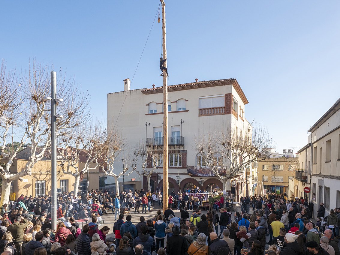 nil_lopez's tweet photo. Com ja és tradició, el sol i el fred de gener, ens han acompanyat en aquest dissabte de les festes de Sant Sebastià, que ha tingut actes molt destacats com el gran concurs de grimpaires i la mostra gastronòmica. 
Gaudiu molt de les festes! #Matadepera https://t.co/dDFAgzpnEd