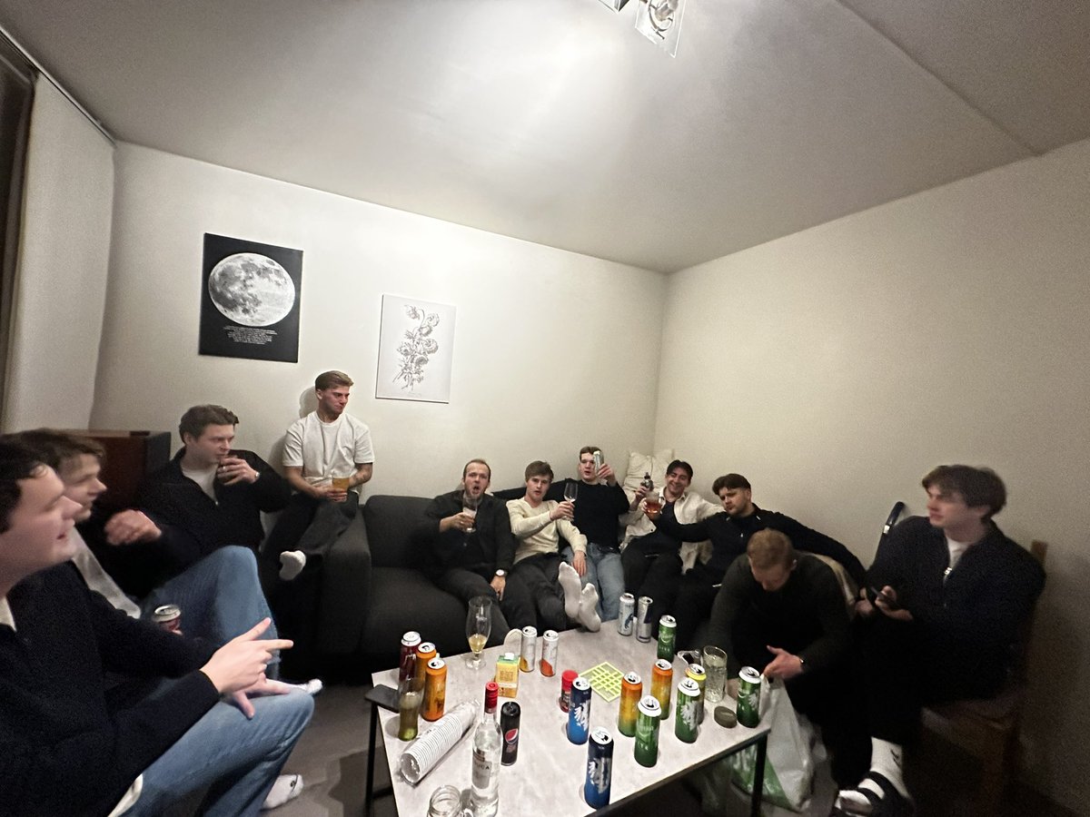 Idag arrangeres lagfest med godt oppmøte men det mangler 2 store personligheter :( <a href="/spilletsgang/">Spilletsgang</a> er opptatt hjemme med bullrun på #BTC🤑🤑 og vår kjære manager <a href="/vasil_lilov/">Vasil Lilov</a> måtte melde forfall for en kjapp 2 dagers tur til Tyrkia (grunn ukjent) men ønsker han lykke til!🤩