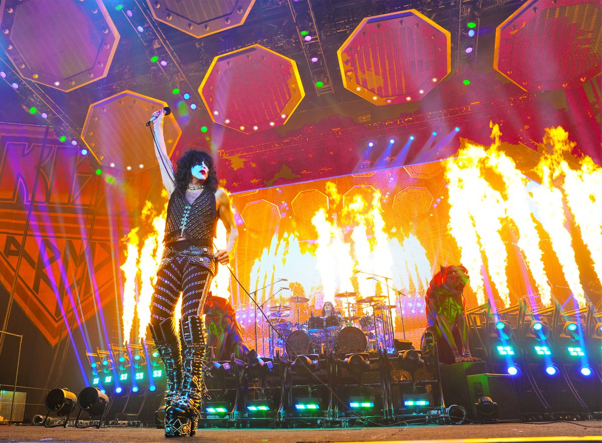 kiss's tweet photo. Happy Birthday to the Ultimate Rock Star - @PaulStanleyLive! https://t.co/gN98XqBKZG