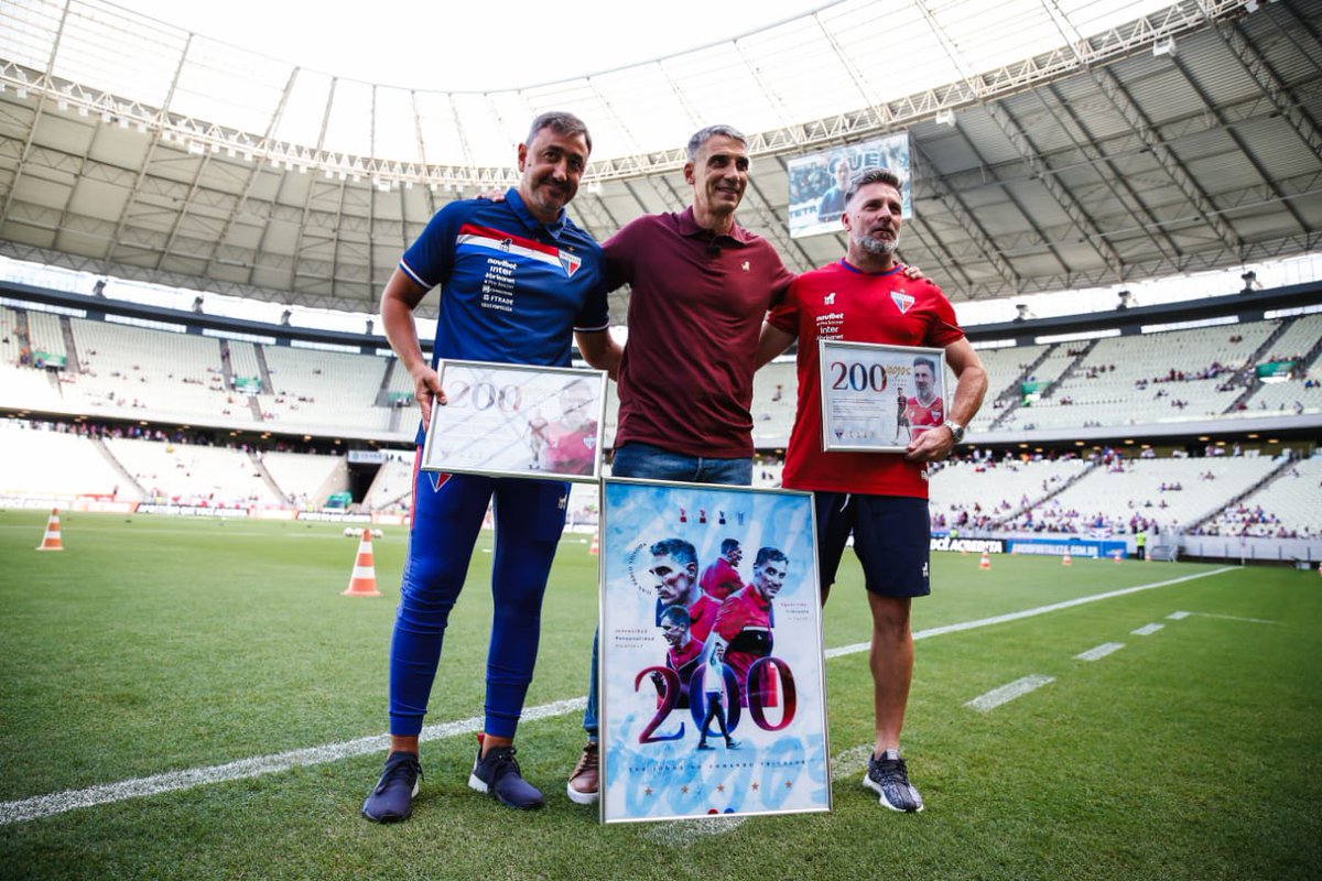 juss422's tweet photo. Olha a homenagem! Vojvoda completa hoje 200 jogos pelo Leão. Ganhou presente e tudo. 

📷 @ThiagoGadelh /SVM https://t.co/KH0u0VaSLg