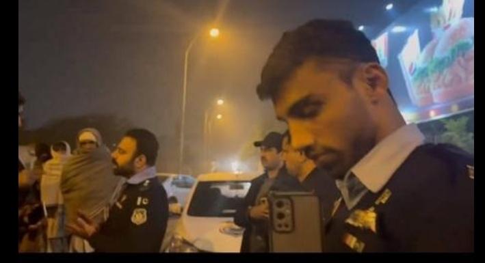 ZareenaBaloch12's tweet photo. غور سی دیکھے ریاست کے رکھ والے ہمارے بلوچ نوجوانوں کی تصویریں لے رہے تاکہ آگے جا کر انہیں لاپتہ کر دیں یا کوئی الزام لگا ہے نقصان پہنچا دیں اگر کیسی بھی طالبہ کو کچھ بھی ہوتا ہے زمہ دار ریاست ہے۔
@HamidMirPAK
@ImaanZHazir
@hrw
#MarchAgainstBalochGenocide
#StopBalochGenocide https://t.co/B4olcS9cpG