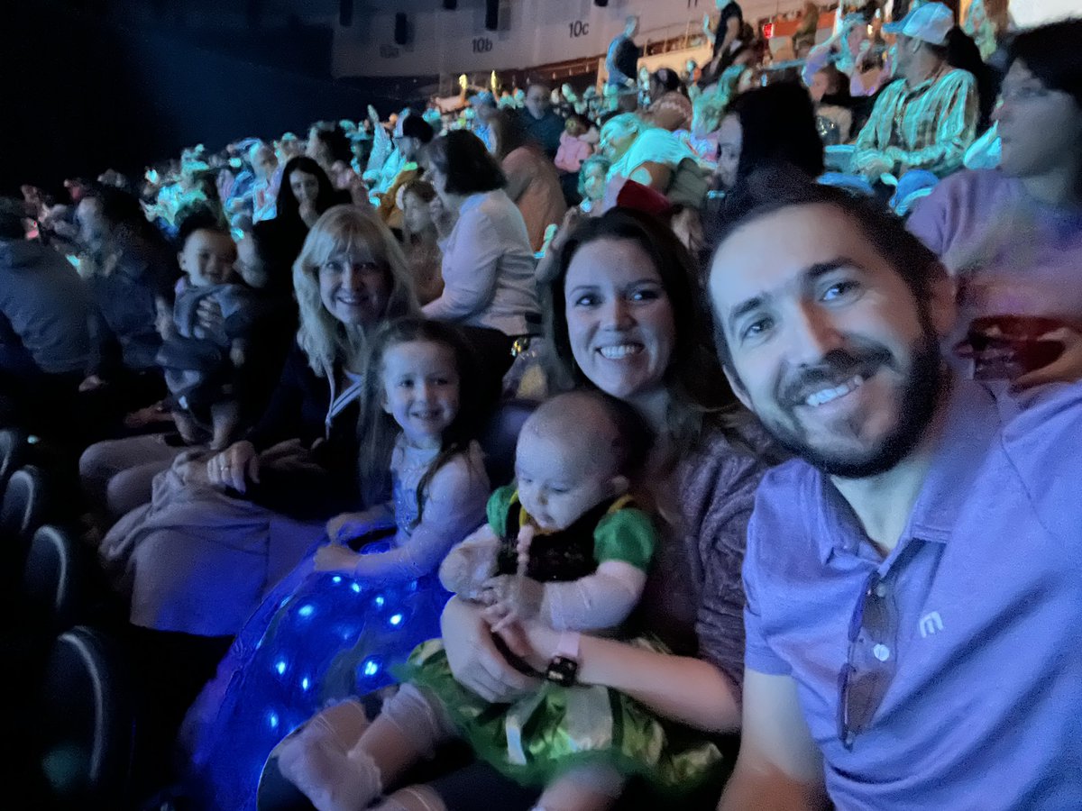MercKral's tweet photo. #disneyonice https://t.co/Tc0qlcTZo6