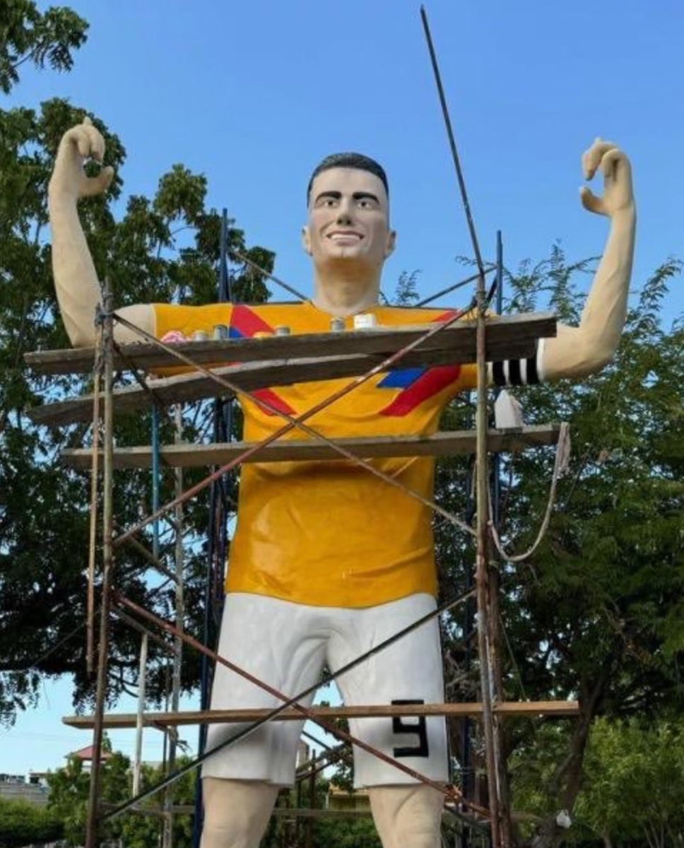 sauryjoha1's tweet photo. Se va a llenar el país de estatuas de famosos 🤦‍♀️ ¿no sería mejor un museo de cera? ¿Con estatuas pequeñas y encerraditas en un solo lugar?

#contaminacionvisual #estatua #noticias https://t.co/yZBAm5nPvZ