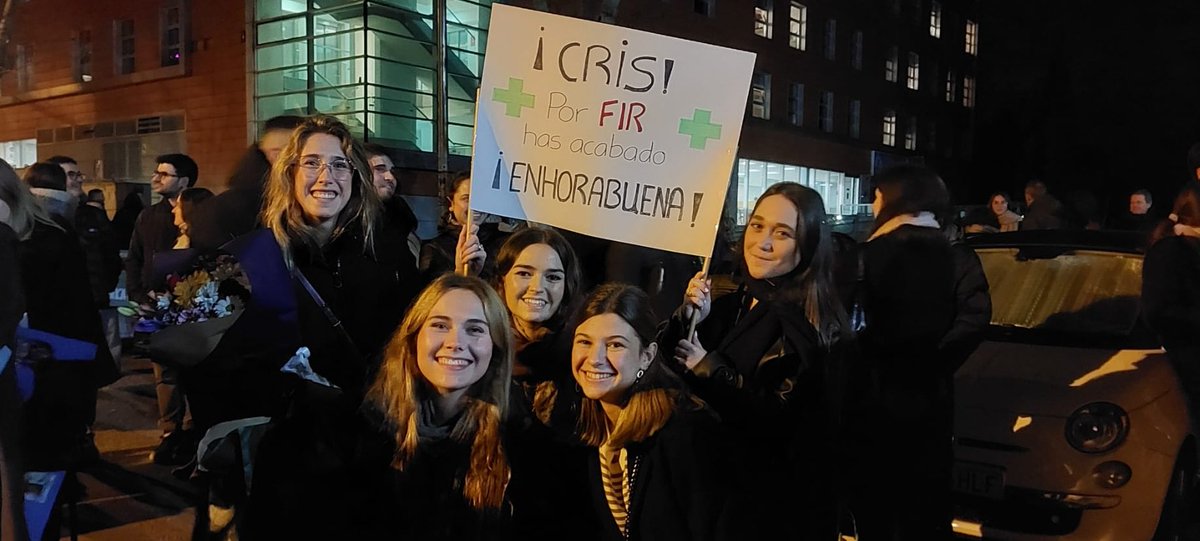 CFarmaceutico's tweet photo. #FIR2024🔴 | Amigos y familiares esperan a los estudiantes a las puertas de las facultades y están deseando abrazar a sus seres queridos. 

El examen #FIR 2024 está a punto de terminar.⏰

#FIR24 https://t.co/78W0z71CcO