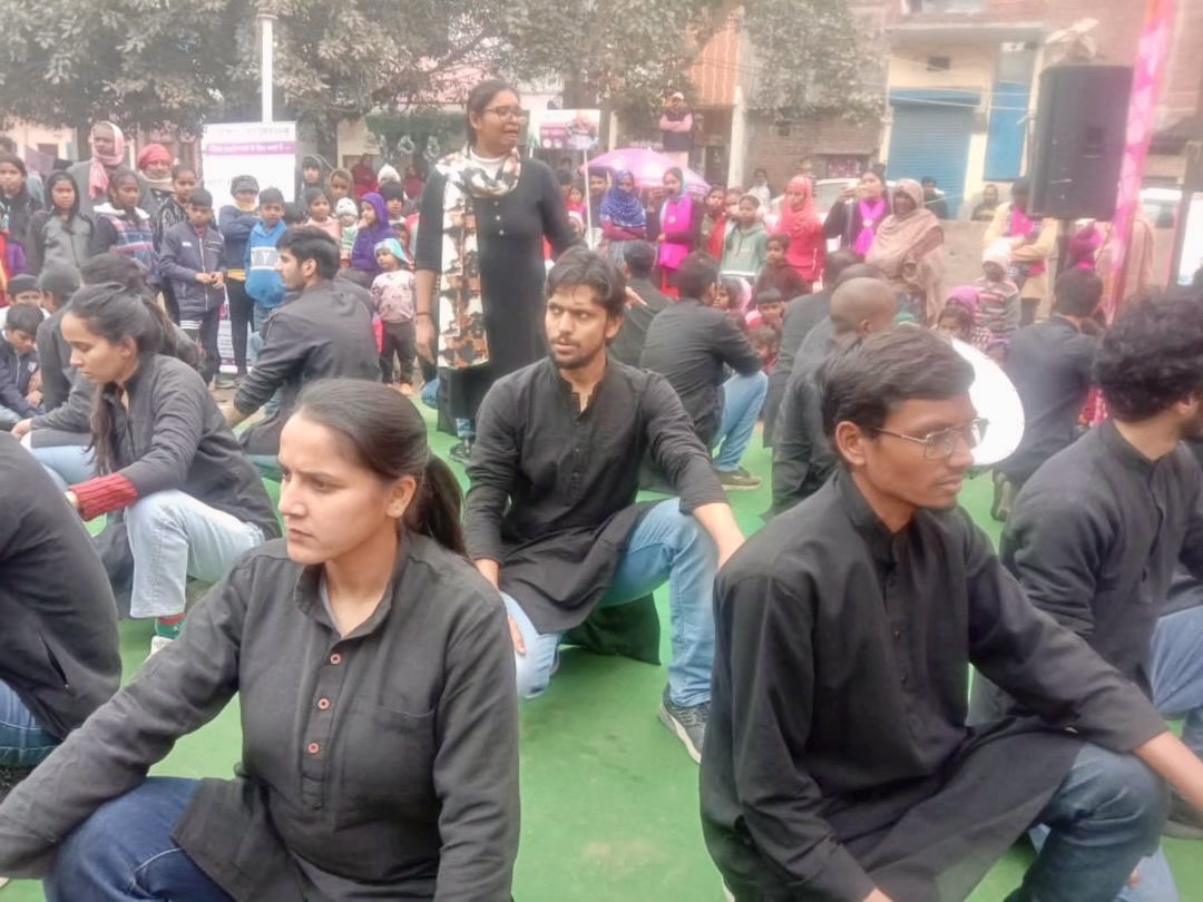 'Yesterday, Asmita Theater Group staged the street play 'Vishwas' in #MadanpurKhadar. This street play was performed as part of the #1BillionRising campaign, organized by the Azad Foundation.' - (📸) @AsmitaTheatre, India #VDay #RiseForFreedom #BeTheNewWorld