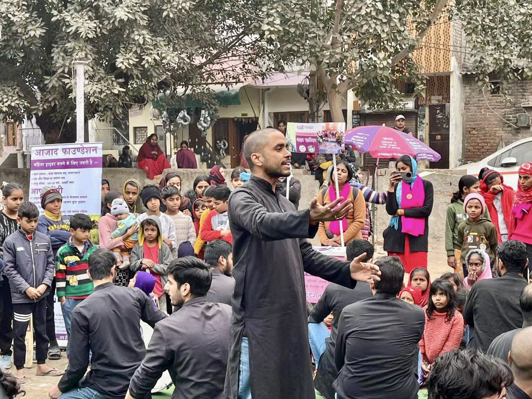 'Yesterday, Asmita Theater Group staged the street play 'Vishwas' in #MadanpurKhadar. This street play was performed as part of the #1BillionRising campaign, organized by the Azad Foundation.' - (📸) @AsmitaTheatre, India #VDay #RiseForFreedom #BeTheNewWorld