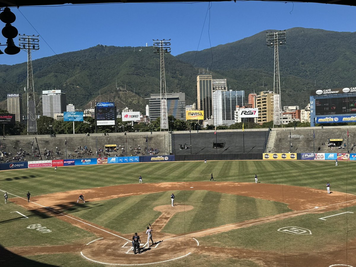 ¡Play Ball! En el Universitario 

#LVBP #Leones #Tiburones