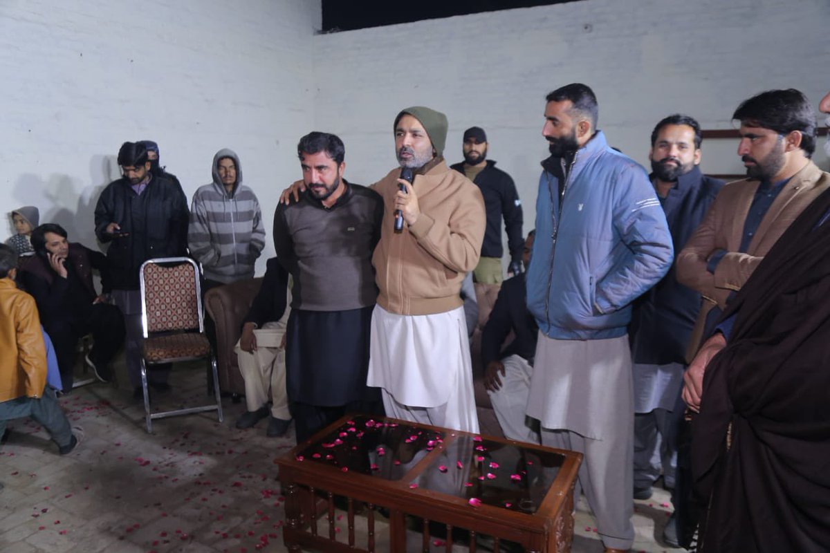 mujtabashah44's tweet photo. امیدوار قومی اسمبلی حلقہ #NA151 سید علی موسیٰ گیلانی کی امیدوار ایم پی اے رانا اقبال سراج کے بستی سعید آباد موضع سانمورانہ آمد 
آرائیں برادری نے PTI چھوڑ کر سید علی موسٰی گیلانی کی قیادت پر اعتماد کا اظہار کرتے ہوئےپاکستان پیپلزپارٹی میں شمولیت اختیار کرلی۔
#MultanMainTeerChalega https://t.co/SAxGbsF8ry