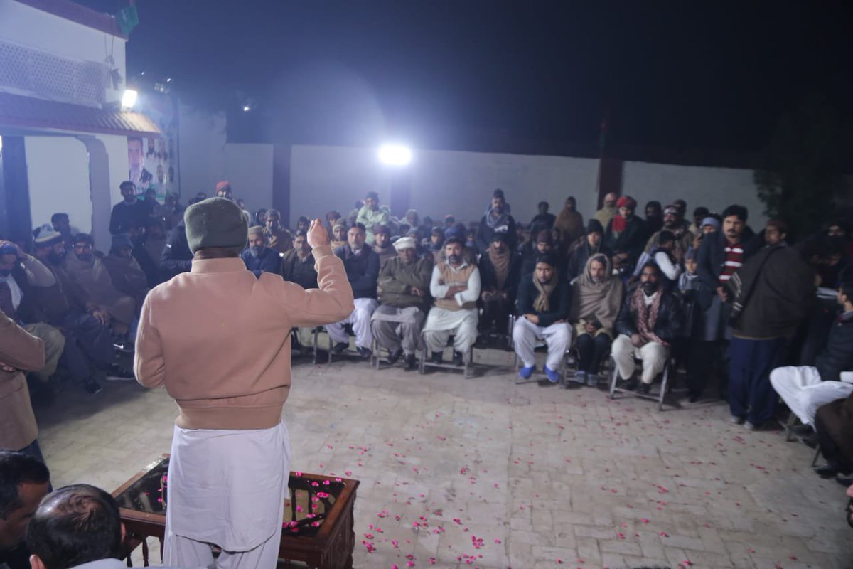 mujtabashah44's tweet photo. امیدوار قومی اسمبلی حلقہ #NA151 سید علی موسیٰ گیلانی کی امیدوار ایم پی اے رانا اقبال سراج کے بستی سعید آباد موضع سانمورانہ آمد 
آرائیں برادری نے PTI چھوڑ کر سید علی موسٰی گیلانی کی قیادت پر اعتماد کا اظہار کرتے ہوئےپاکستان پیپلزپارٹی میں شمولیت اختیار کرلی۔
#MultanMainTeerChalega https://t.co/SAxGbsF8ry