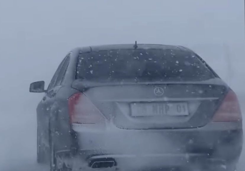 Sen başımızda olduktan sonra zorlu yolları aşmak boynumuza borçtur.

Bir ömür emrindeyiz...
