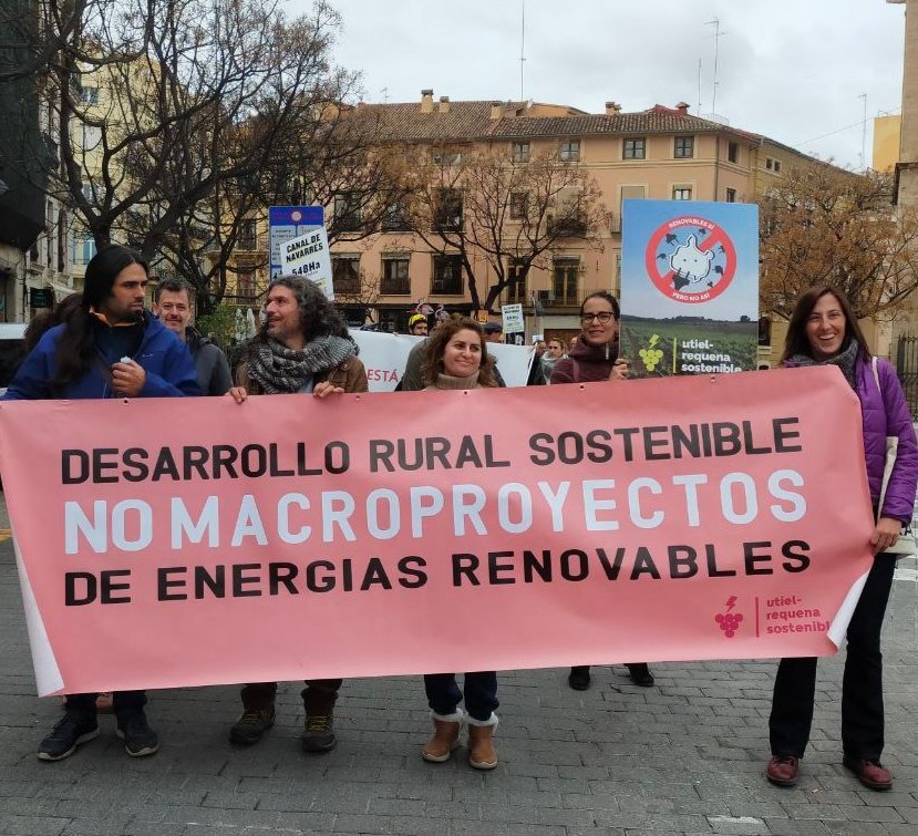 PlaUtielRequena's tweet photo. Manifestación esta mañana en Valencia.

Seguimos defendiendo la implantación de energías renovables, pero siempre de manera ordenada y justa.

#renovablessiperonoasi https://t.co/zR07z8iuQk