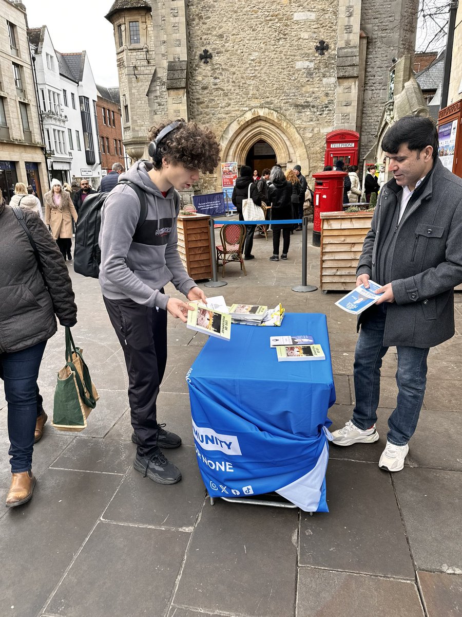 AMYA_Oxford's tweet photo. Meeting up and having conversations is the key to effective networking and removing misconceptions. Our youth out today at #Oxford with message of #Peace #Harmony and #TrueIslam https://t.co/cqj3m0eEgy