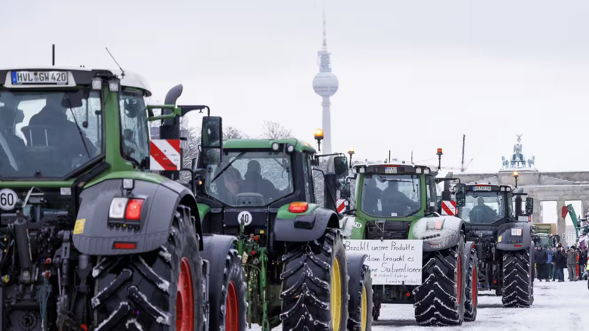 SophieGraff5's tweet photo. Attention ⚠️
Gabriel Attal reçoit la FNSEA lundi !!!
Attention à l’enfumage !!
Agriculteurs ne vous laissez pas avoir !!
Comptez sur le soutien du peuple…
sortons ensemble de cette UE qui nous vole et nous tue !
Ne plus dépendre ni de l’UE, ni de la FNSEA c’est ça la liberté https://t.co/3TxXwY7w4i