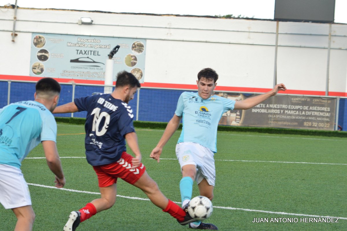 UD_TELDE's tweet photo. ✅¡VICTORIA! 

 #UDTelde 1️⃣-0️⃣ #Cotillo

💥 ¡La primera del 2024! Se luchó hasta el final bajo la lluvia y el premio llegó para sumar tres puntos importantísimos. ¡Esto no para!🚀💙❤️

📸 @JuanAntonioHRM 

🔜 Mucha suerte para la temporada, @CDElCotillo https://t.co/HK9UQtGK1O