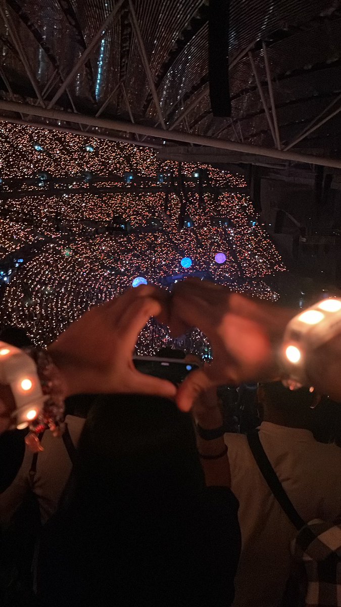 lilisaye's tweet photo. Glad to experience this amazing moment in this lifetime with you, my universe. 🫶🏻 @_Dreikun https://t.co/FzxPeOHgbi