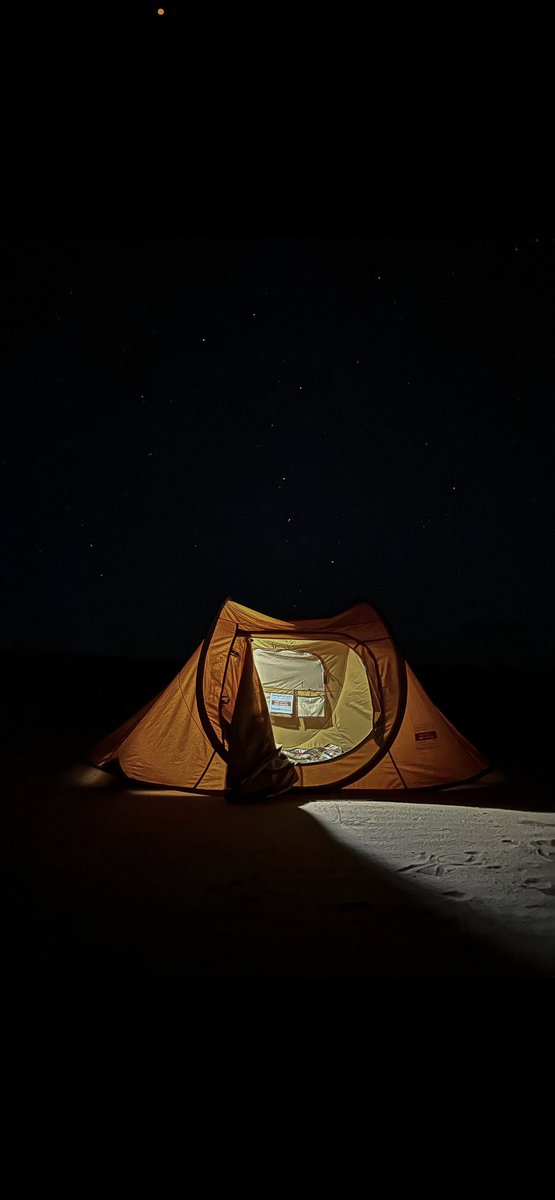 جريح الهوى والفقد كنه غريم اقراب
من الحرص والتركيز يستثقل الباسه

لا ساد الظلام وتاقت الروح لـ الغياب
خذا شور قلبه ماخذا الشور من راسه

مايهدى خفوقه بعد صد وجفى وعتاب
إلا جلسه وتعليله  .. ( وقد مياسه )

شعوره وهو في قمه الشوق والاعجاب
شعور الغريب اللي ذكر داره و ناسه .