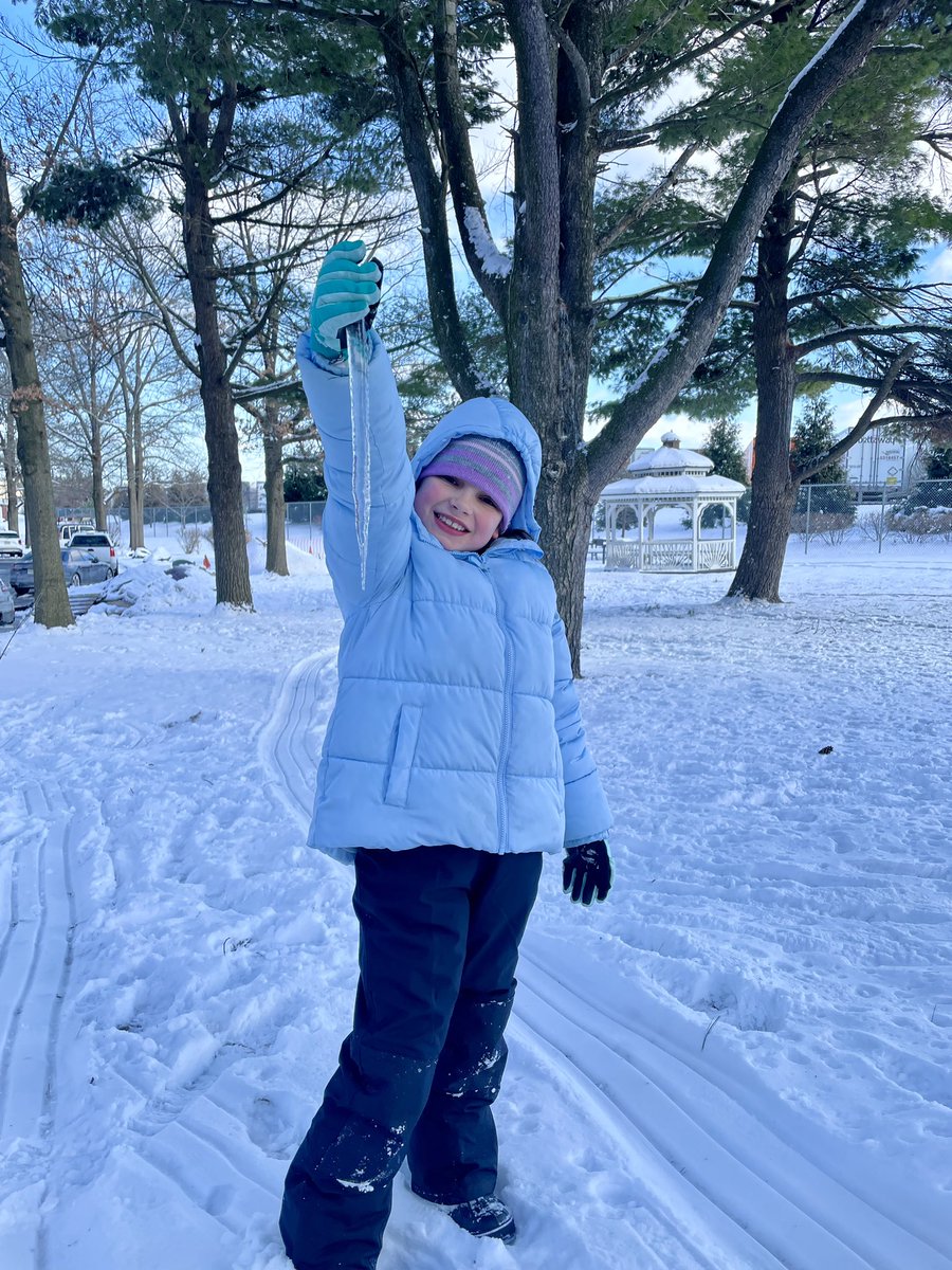 TheBigZeeee's tweet photo. Who doesn’t love playing in the snow?❄️ https://t.co/iuwFqeFK0O