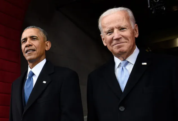 herotimeszero's tweet photo. Obama & Biden killed Bin Laden.
Trump & VP will kill your Social Security.

Obama & Biden created the Affordable Care Act.
Trump & VP will create the Steal Women's Healthcare Act. 

Obama & Biden won every election. 
Trump & VP will try to steal every election. 

Obama & Biden served their constituents.
Trump & VP will serve one constituent, Trump.

Obama & Biden don't wear their wives' bronzer. 
Trump wears make-up to hide his old pale mug. 

#ProudBlue #DemVoice1 #Fresh