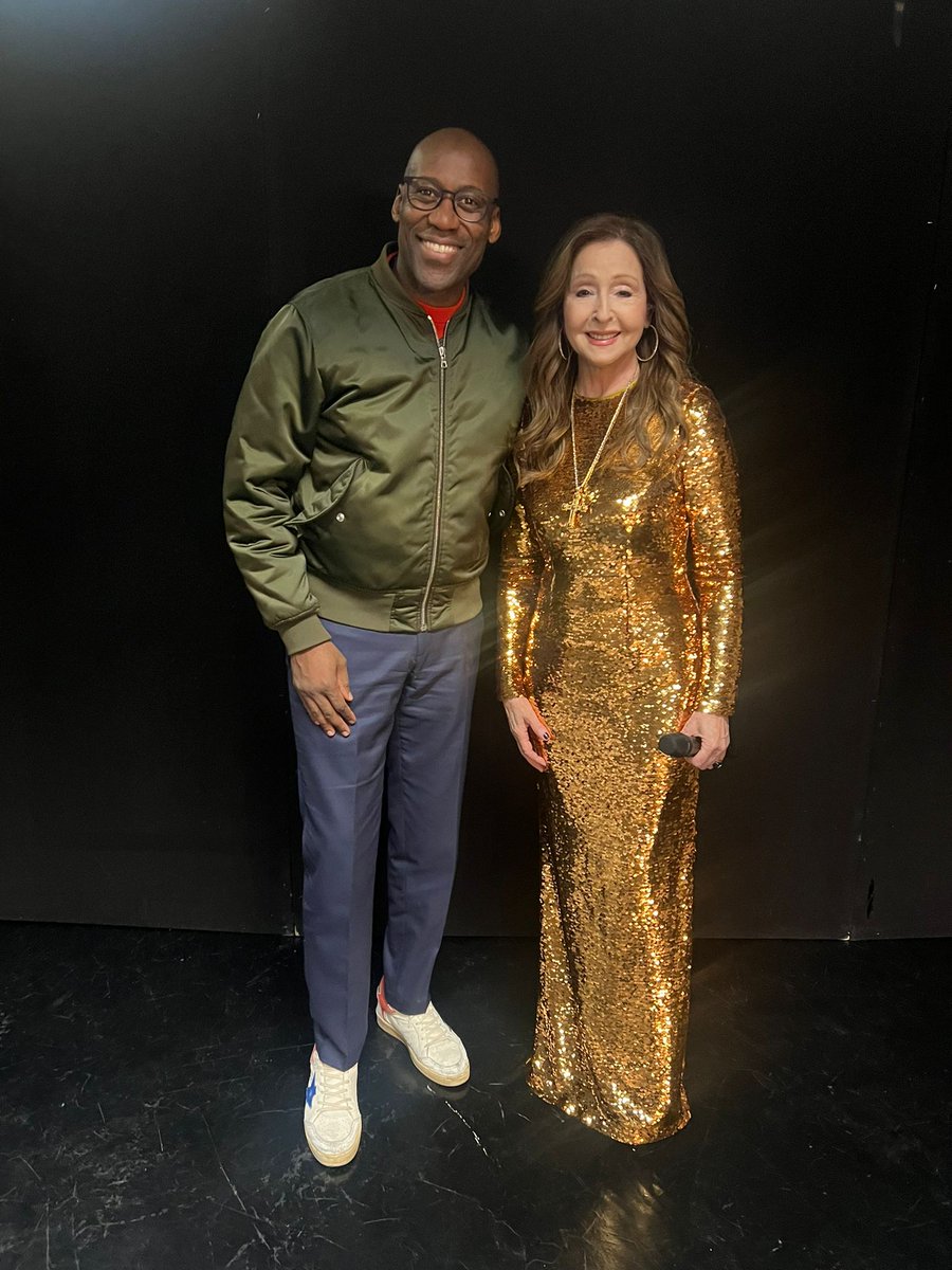 Gemeinsam mit <a href="/ChialoJoe/">Joe Chialo</a>, dem Berliner Senator für Kultur und Gesellschaftlichen Zusammenhalt.

#joechialo #vickyleandros #backstage #berlin #velodrom #schlagerchampions