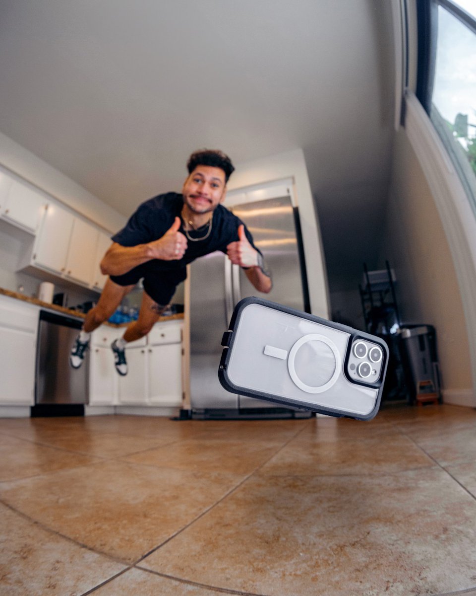 Dropping your phone? Not cool. But at least it'll look good doing it.

📸: @efronphoto