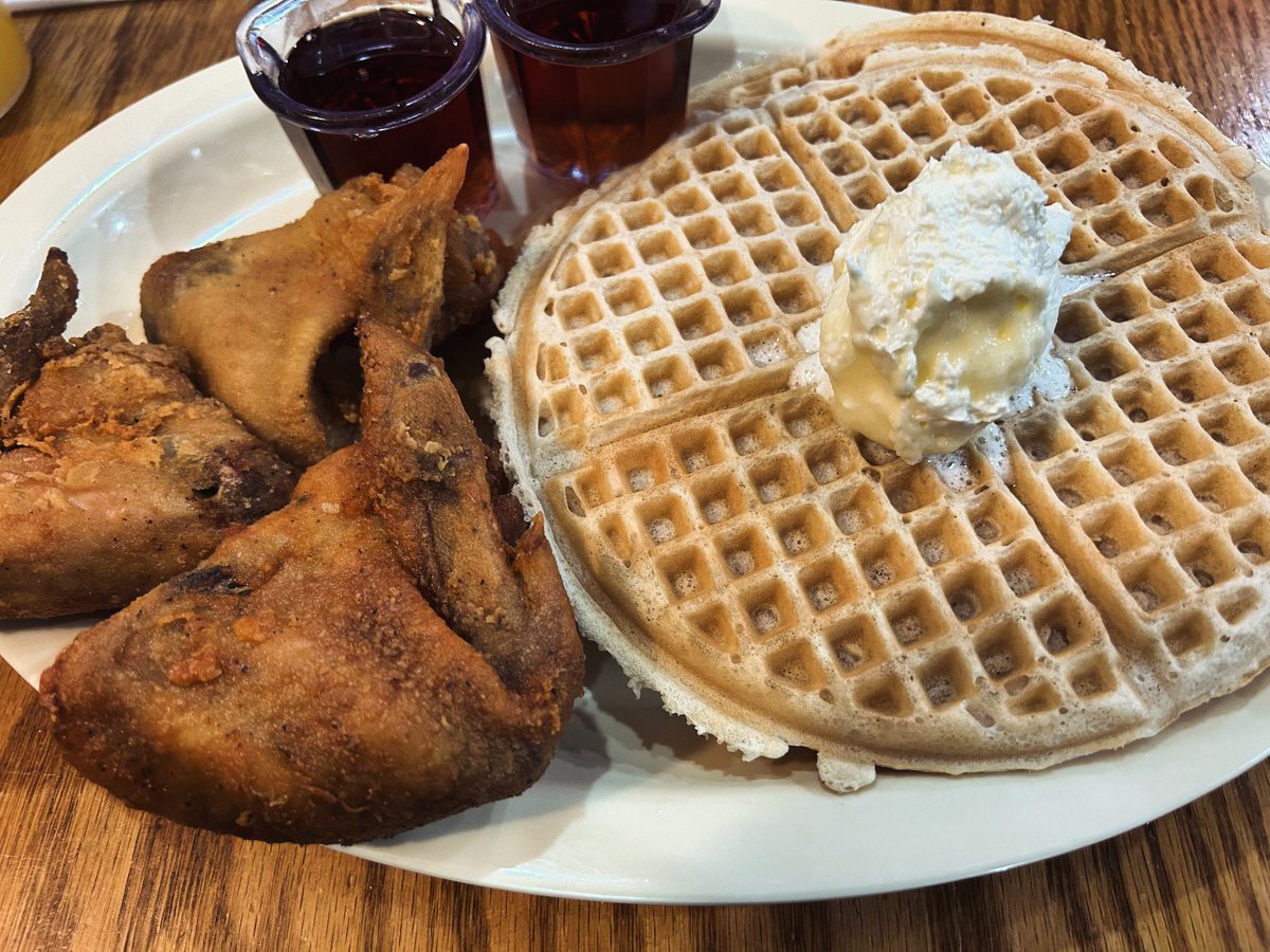 In #cali for a quiz trip so I’m eating like a #president @roscoesofficial #obamaspecial #obamaspecial😋 #mygoto #chickenandwaffles #wings #waffle #musthave #foodporm