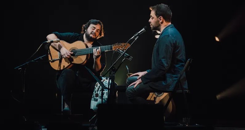 san_bitt's tweet photo. A conversa hoje é com Yamandu Costa. Logo mais, às 21 hs, no palco do Teatro Guararapes, Olinda, PE, o virtuosístico violonista brasileiro recebe Antonio Zambujo - considerado um dos grandes intérpretes portugueses da atualidade. 
Para conferir o papo,  https://t.co/8ZRvDostRI https://t.co/CqPaSQjf6b