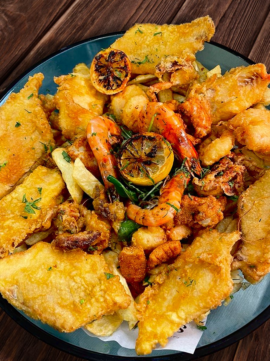 When everyone at the table wants Fritto Misto 🦀🐟🦑🍤🦐✨ Sharing is caring 😍 #seafoodplatter