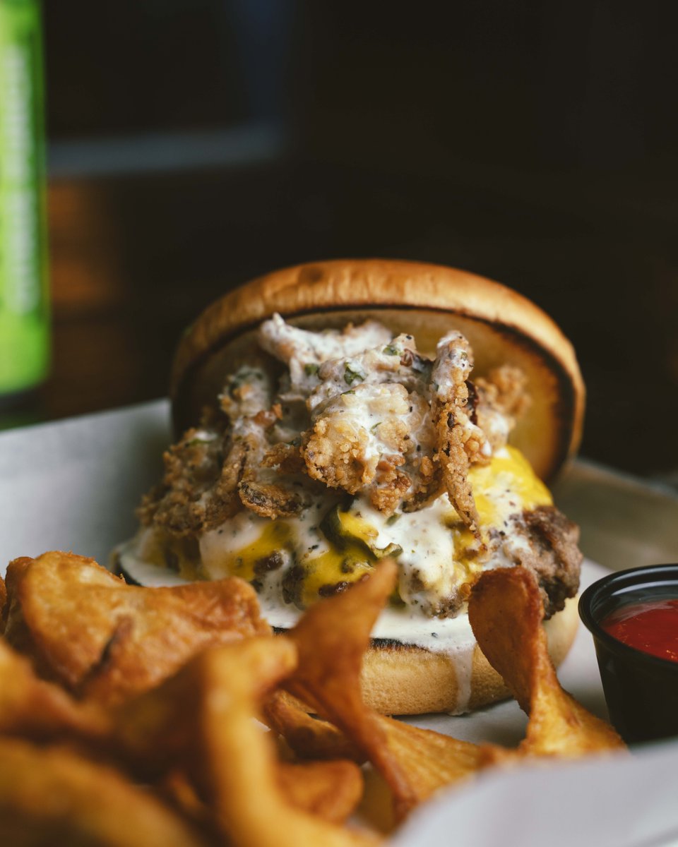 localbarlubbock's tweet photo. Stop by during your favorite basketball or football game this weekend for 1/2 OFF burgers &amp; fries. 🏀🏈 Also try one of our NEW frozen Texas Teas or frozen Strawberry Lemonades. PLUS enjoy select liquors for only $3.00! 🙌 See you soon!! https://t.co/QuT28fM9u1