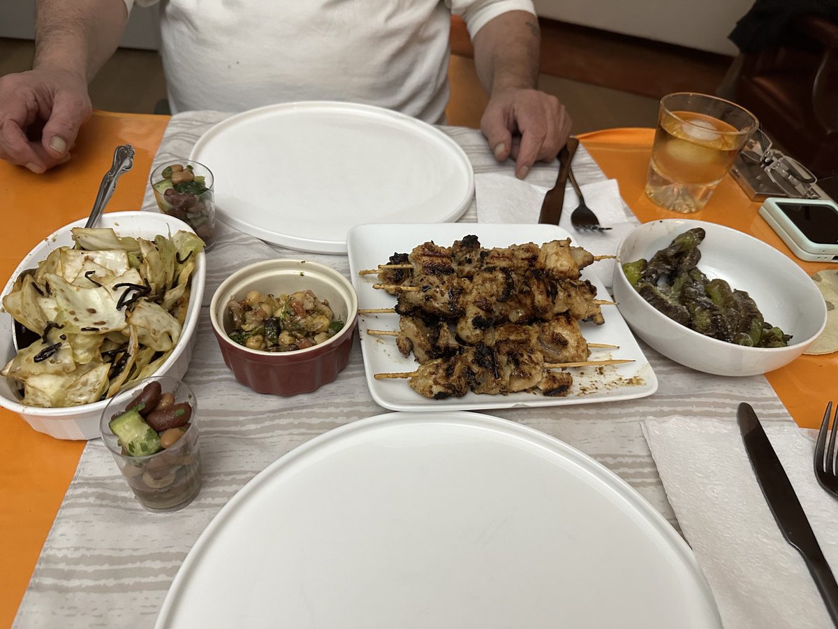 Obie104's tweet photo. ジョンが焼き鳥に挑戦したので、やみつきキャベツとシシトウペッパーを作ってみた。
焼き鳥は美味しかったけど、やみつきキャベツは硬くて食べられなかった…
やっぱり俺は料理すべきじゃないなぁw https://t.co/iiGShNo3m4