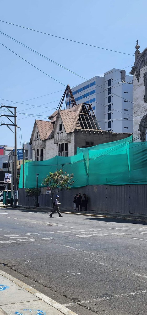 daveklux's tweet photo. Y finalmente están demoliendo la Casa Boza de Santa Beatriz. Recolectamos firmas, hicimos videos, escribimos al Ministerio de Cultura para evitar su demolición. Pero este es el final, al Estado no le importa respetar sus propias leyes, menos a privados, como en este caso la UTP https://t.co/yh9AbWCgeN
