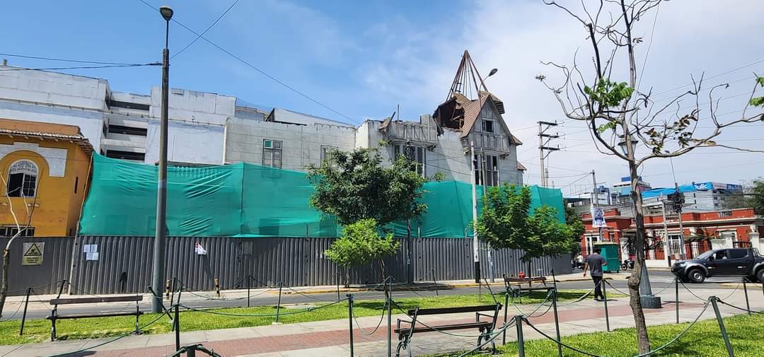 daveklux's tweet photo. Y finalmente están demoliendo la Casa Boza de Santa Beatriz. Recolectamos firmas, hicimos videos, escribimos al Ministerio de Cultura para evitar su demolición. Pero este es el final, al Estado no le importa respetar sus propias leyes, menos a privados, como en este caso la UTP https://t.co/yh9AbWCgeN