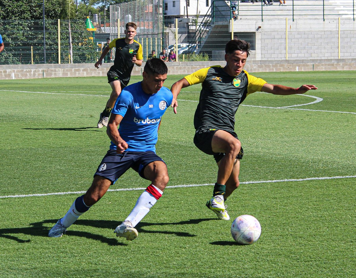 ClubDefensayJus's tweet photo. #ReservaDefensa

Nuestra reserva de enfrentó está mañana en el predio Campeones del Mundo a su par San Lorenzo. El encuentro fue 0 a 0. https://t.co/qHBgVU8Mdv
